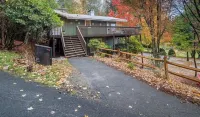 5 bdrm home located on 1st hole of Beech Mtn Golf Club. 1.8 miles to ski resort!