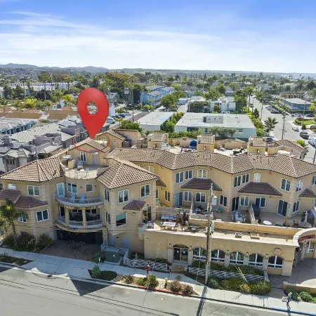 Spacious Village Beach House. Private Rooftop Deck. Walk to Beaches and Shops.