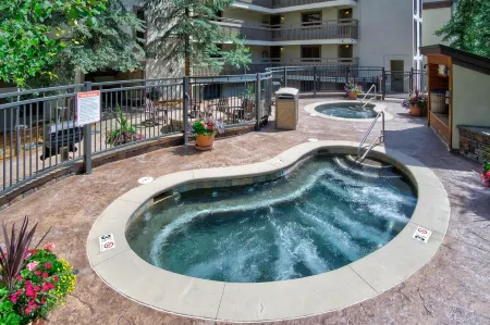 Stylish Ski-In/Ski-Out Condo – 2 Minutes to Gondola & Ski Lifts