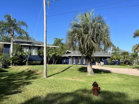 HUGE 6 Bedroom-4 Bath Gulf w/HEATED POOL-DOCK PETS ALLOWED W/FEE. READ REVIEWS