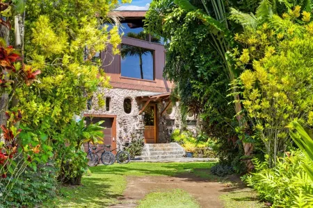 Tiki Home - Unique Custom Home Steps to the Beach and Town Отели рядом с достопримечательностью «Hanalei Pier»