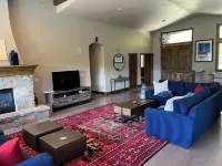 Sunny 5 Bd Mountain Home-Gorgeous View-Perfect for 2 or MultiGen Families-HotTub