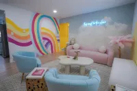Denver Insta-Perfect Girls Trip! 5BR Colorful Haven 10-min to DT Denver
