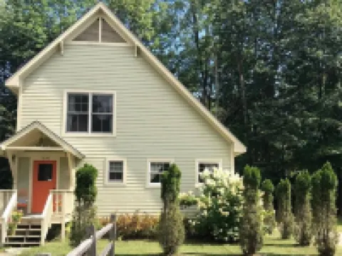 Keene Kottage 1890!! Waterfront in the High Peaks! Hotels in Keene