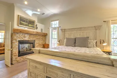 Newly Renovated Mtn Home w/ views, backyard oasis, 2 grills, near dwtn & Pools