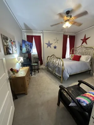 VMFA • Carytown • Keyless • Coffee & Treats    • Queen Bedrooms •  Generous Deck Hotels near University of Richmond