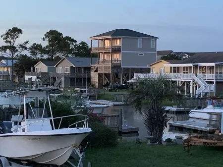 FUN BEACH GETAWAY!  Beach Access Across the Street / Fully Equipped Kitchen Отели в г. Локвудс Фоли