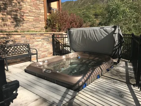 Best Value in Snowmass! Walk to ski lifts and the Treehouse in less than 3 mins!