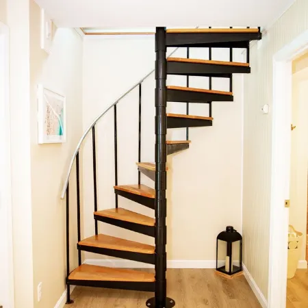 Pristine Cottage: EV charger, AC, outdoor shower+ firepit, walk to Bakers Pond