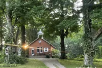 Lux Historic Schoolhouse with Hot Tub.