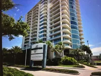 Floor to Ceiling Windows Overlook the Gulf of America's Pristine White Beaches - salle de sport