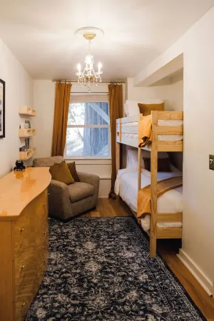 The Creekside Victorian Retreat- Charming house w/ AC & WIFI in downtown NC