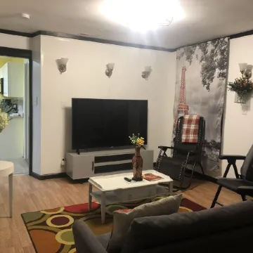 Cozy French Pied a terre - King bed, washer/dryer