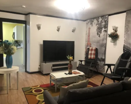 Cozy French Pied a terre - King bed, washer/dryer Hotels in Schenectady