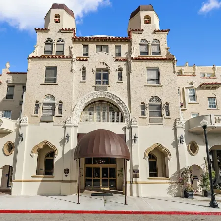 Perfect Palm Beach Location.Classic, spacious  1-bedroom condo, suite with AC.