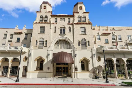 Perfect Palm Beach Location.Classic, spacious  1-bedroom condo, suite with AC. Отели в г. Палм-Бич