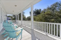 Fabulous Beach Retreat! Walk to the water...