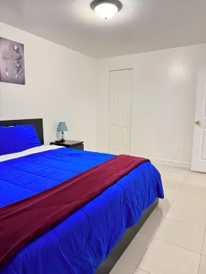 Cozy & Centrally Located Full Guesthouse- Sleeps 4. Short drive to everything!