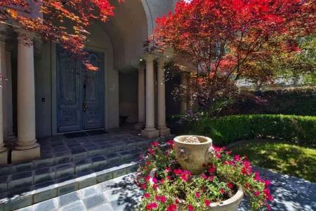 A Pet-Friendly Oasis surrounded by wineries with a Pool, Jacuzzi, and Sauna.