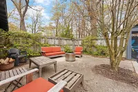 Heated pool and steps from downtown Saugatuck! Family-friendly retreat