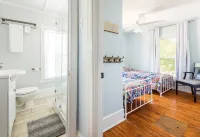 Next to the park and 2 blocks to the Beach and restaurants! RIGHT side of Duplex - 4つ星