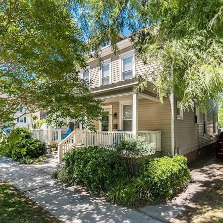 Next to the park and 2 blocks to the Beach and restaurants! RIGHT side of Duplex