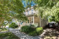 Next to the park and 2 blocks to the Beach and restaurants! RIGHT side of Duplex - 4つ星