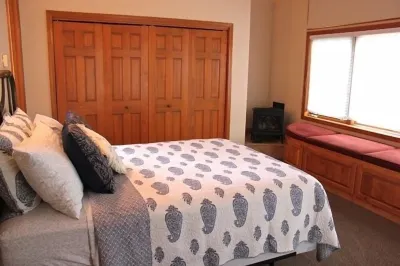 Family-friendly Golf Course Home near Purgatory. Hot Tub,  BBQ. April Special. Hotel a 