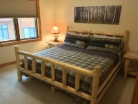 Luxury Waterfront Lake Minocqua 2 Story Rustic Townhome 3bd garage Hotels in Minocqua