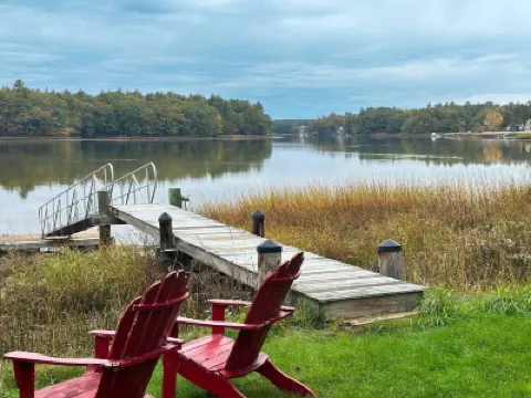 Waterfront Oasis~Pool Table~Deck~Dock~Garage Hotels near Willand Pond Trail