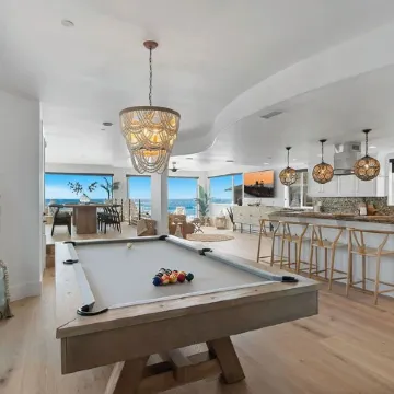 BEACH FRONT BOHO DREAM. Walk to Everything -Great for large Parties LOWER UNIT