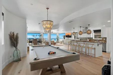 BEACH FRONT BOHO DREAM. Walk to Everything -Great for large Parties LOWER UNIT