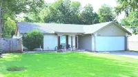 "Family-Friendly Getaway: Relax & Unwind at The Bates Oasis Retreat Hotels in der Nähe von Sunglass Hut