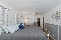 Dogs Are Family Also 240° Lakefront View Spacious Modern Family Retreat Sleeps 8 - balcony