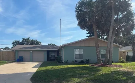 Steps to the beach & close to International speedway, Daytona & Flagler beach, Отели в г. Ормонд-Бай-Те-Си