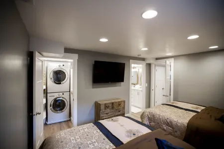 Vacation Bliss! Skier's Dream! Covered Hot Tub/Spa, Fire Pit, Mountain Views.