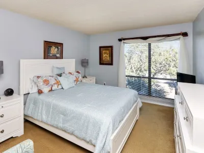 Beautiful one bedroom condo on Siesta Key.  minutes from Siesta key Beach! Hotels near Sarasota Beach