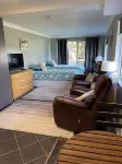 Studio at 60.Private Apartment, Close to Beaches and Cafes. Breakfast Included.