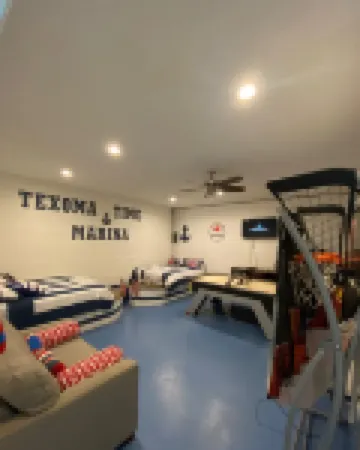 Roomy 4 bedroom 4 bathroom house on a 5 acre pond less than a mile from Texoma