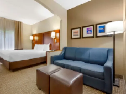 คอมฟอร์ตสวีทส์ รีเจนซีพาร์ค โรงแรมในแครี