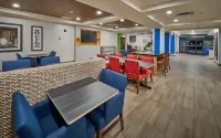 Holiday Inn Express & Suites Medford-Central Point Hotel di 