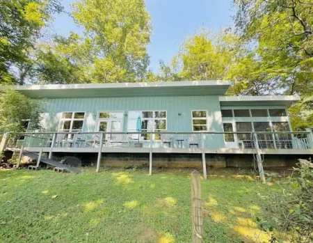 Peaceful lakeview cabin with private dock & dog run