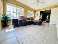 Vanderbilt Beach Retreat- 4 Bed Ranch, Spacious, & Pet-Friendly with NO PET FEES Hotel a Naples Park