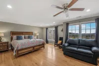 Sleeps 15!  Views Forever, Large Executive Home, Fast Wi-Fi, Hot Tub & Fire Pit Hotels in Clear Creek