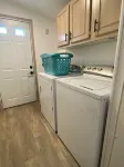 Super Clean, Cozy 3 Bedroom 2 Bath, Sleeps 6 close to Hereth Park