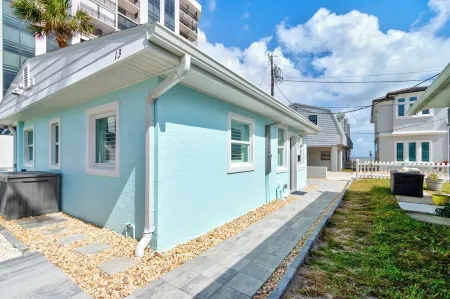 New Beach House - Steps to the Sand! Отели в г. Ормонд-Бай-Те-Си