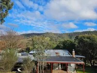 Hazy Hill Estate, a renovated Miners Cottage, surrounded by nature Hotels in Yea