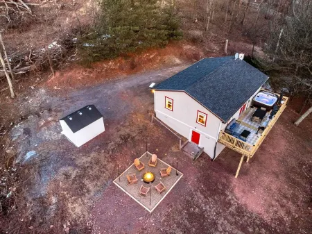 Secluded WV Retreat Hot Tub, Fire Pit & Kayaks