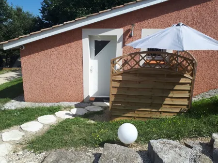 CALM STUDIO IN A GREEN SETTING