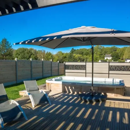 Modern house with great facilities and a large jacuzzi